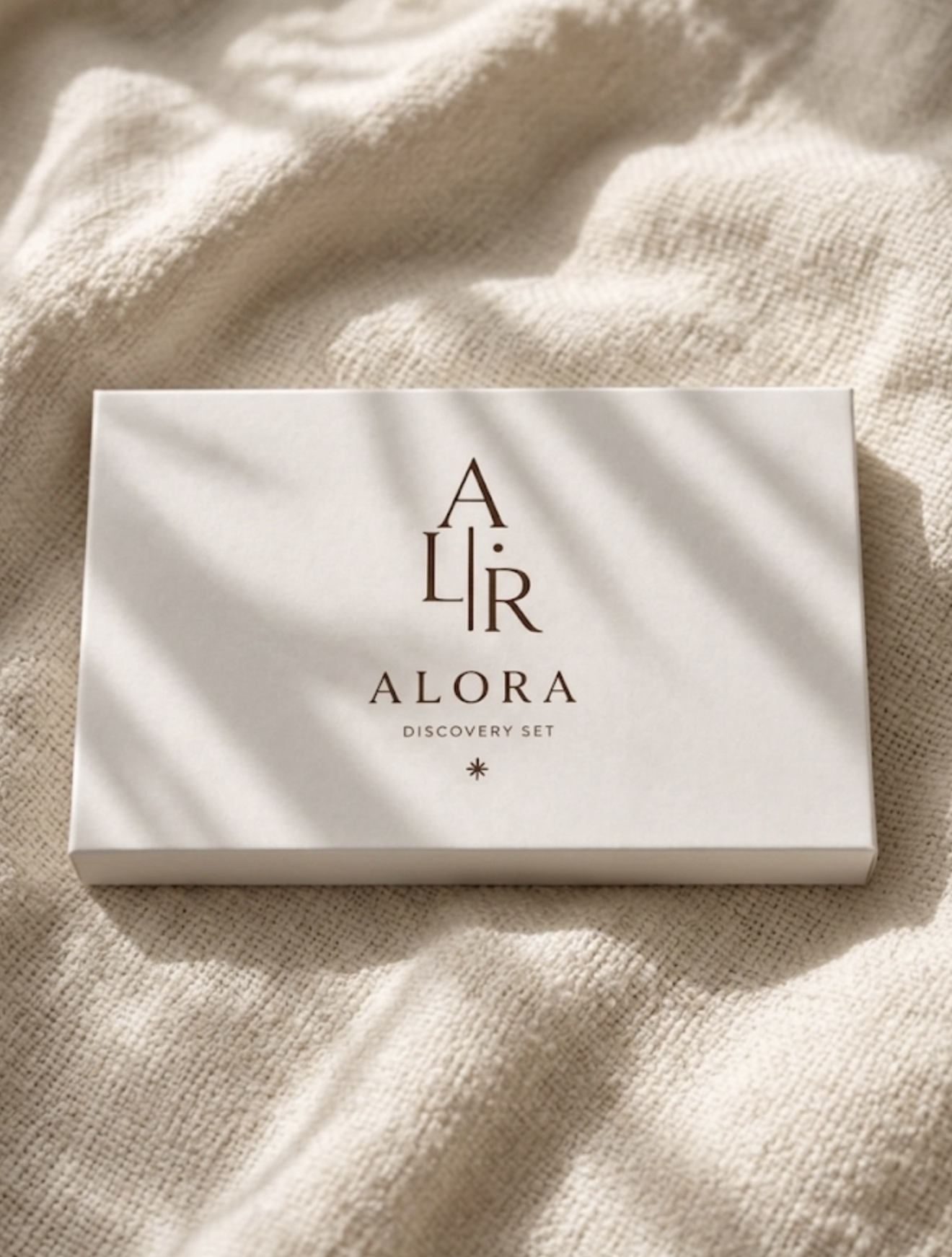 Відкрита коробка ALORA із чорним ложементом та чотирма флаконами